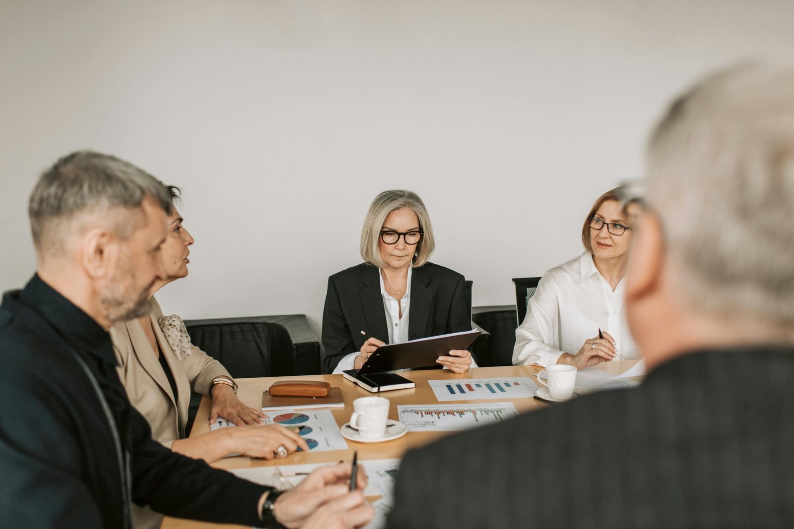 Profissionais reunidos em um ambiente corporativo